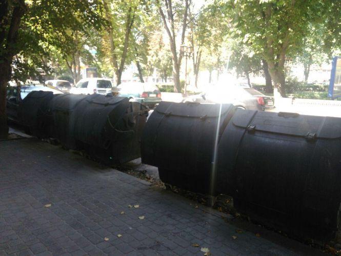 Приваблюємо туристів? Бульвар Шевченка "прикрасили" аж шість смітників біля тротуарів (ФОТО ДНЯ), фото №1 на сайті 20minut.ua