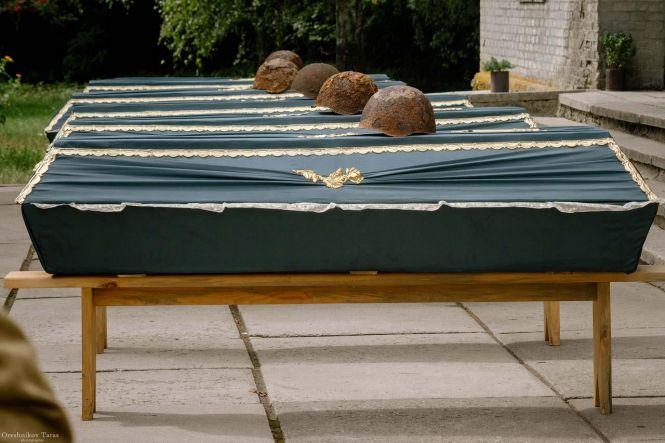 У селі Семенівка Бердичівського району відбулося перепоховання рештків 30 захисників України, які загинули під час Другої світової війни, фото №5 на сайті 20minut.ua