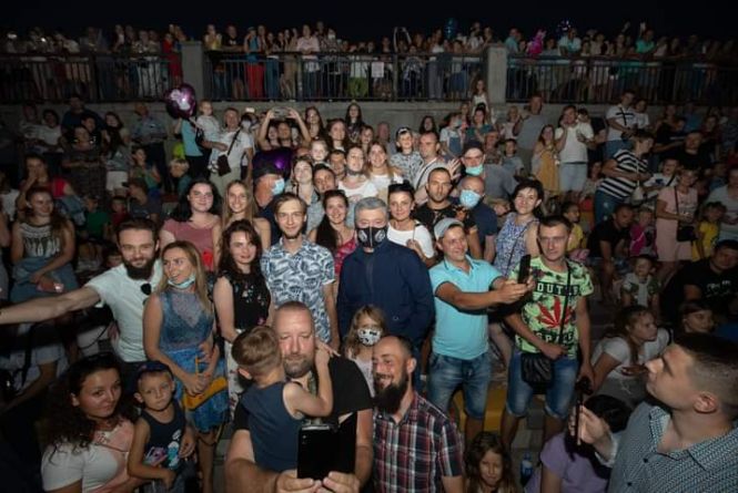 Новини Вінниці - фото з Важливе за вчора. Найцікавіші новини 9 серпня, які ви могли пропустити На відкритті фонтану Roshen люди «забили» на маски. Чи потрібно свято в карантин?