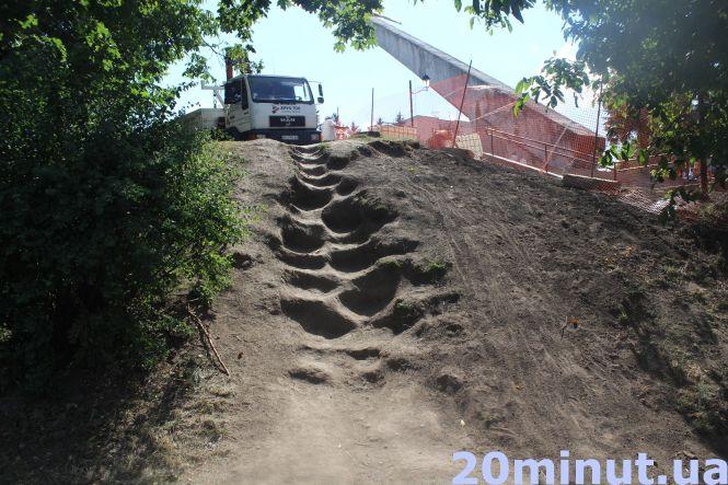 Новини Тернополя - фото з Сходи біля Літака за 1,5 млн грн майже готові. Що кажуть тернополяни? Сходи біля Літака за 1,5 млн грн майже готові. Що кажуть тернополяни?, фото №7 на сайті 20minut.ua