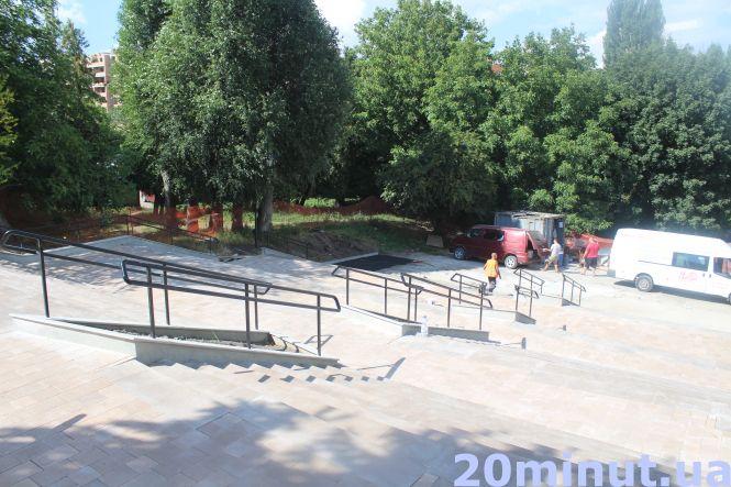 Новини Тернополя - фото з Сходи біля Літака за 1,5 млн грн майже готові. Що кажуть тернополяни? Сходи біля Літака за 1,5 млн грн майже готові. Що кажуть тернополяни?, фото №1 на сайті 20minut.ua
