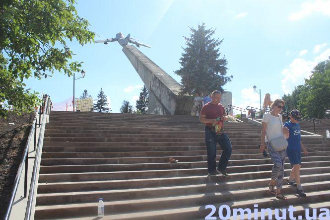 Новини Тернополя - фото з Сходи біля Літака за 1,5 млн грн майже готові. Що кажуть тернополяни? Сходи біля Літака за 1,5 млн грн майже готові. Що кажуть тернополяни?, фото №6 на сайті 20minut.ua