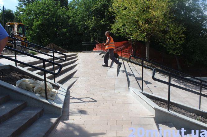 Новини Тернополя - фото з Сходи біля Літака за 1,5 млн грн майже готові. Що кажуть тернополяни? Сходи біля Літака за 1,5 млн грн майже готові. Що кажуть тернополяни?, фото №2 на сайті 20minut.ua