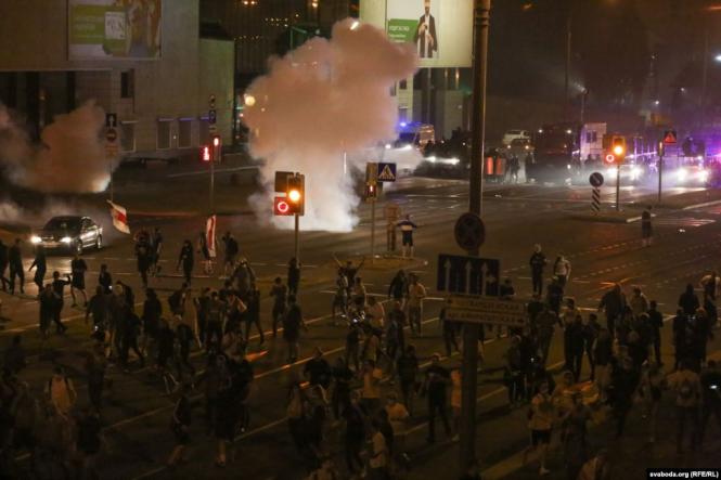 Новини Хмельницького - фото з Протести в Білорусі: що відбувається та як ви до цього ставитеся? (ОПИТУВАННЯ) Після початку протестів у Мінську відімкнули вуличне освітлення. Протестувальники підсвічували собі дорогу екранами мобільних телефонів