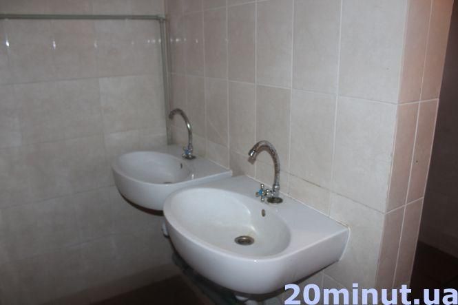 В одних – чистота, в інших – можна задихнутися. Ось такі громадські вбиральні у місті (РЕПОРТАЖ), фото №8 на сайті 20minut.ua