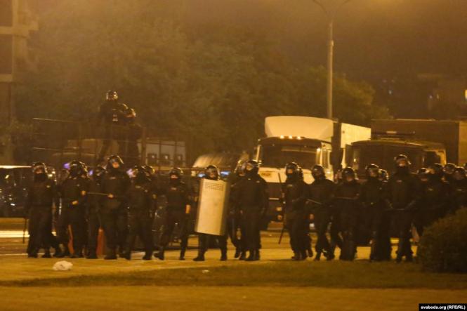 Новини Хмельницького - фото з Протести в Білорусі: що відбувається та як ви до цього ставитеся? (ОПИТУВАННЯ) ОМОН біля стели атакував людей, використовуючи щити, і витісняв їх. «Все виглядає як справжня війна», – розповідає журналістка «Белсату», яка була на місці подій