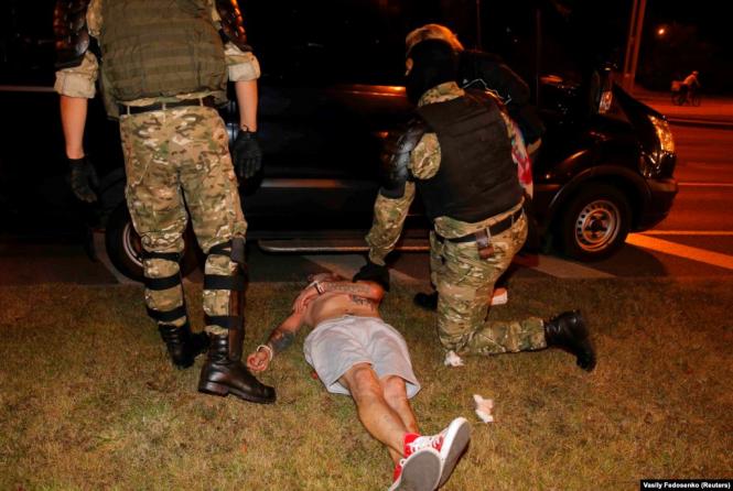 Новини Хмельницького - фото з Протести в Білорусі: що відбувається та як ви до цього ставитеся? (ОПИТУВАННЯ) На проспекті Машерова світлошумова граната влучила в груди демонстрантові Роману Зайцеву, його забрала «швидка». Також був побитий фотограф Associated Press Мстислав Чернов: його також відвезли у лікарню