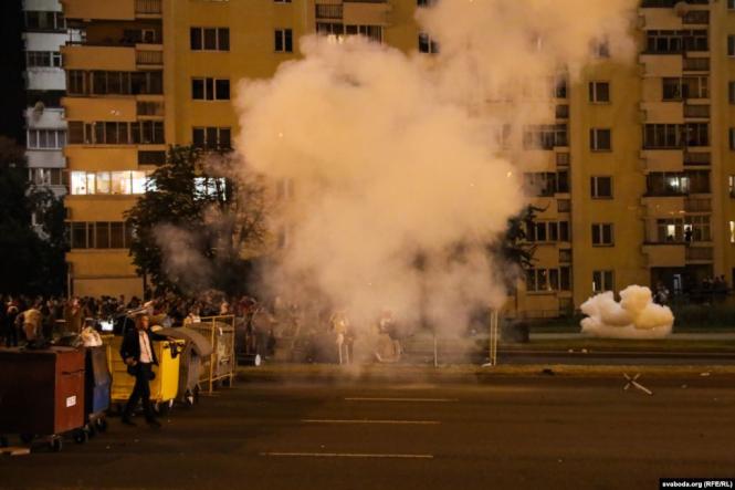 Новини Хмельницького - фото з Протести в Білорусі: що відбувається та як ви до цього ставитеся? (ОПИТУВАННЯ) Який саме сльозогінний газ був застосований, не відомо. Світлошумових гранат було використано кілька десятків. Такі гранати можуть призвести до втрати слуху на 4–6 годин, а також поранити людину уламками