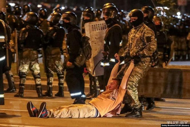 Новини Хмельницького - фото з Протести в Білорусі: що відбувається та як ви до цього ставитеся? (ОПИТУВАННЯ) Кандидатка у президенти Світлана Тихановська закликала білоруських силовиків зупинити насильство на вулицях: «Я прошу всіх, хто зараз ухвалює рішення, і перш за все командирів спецпідрозділів: не треба застосовувати силу проти мирних громадян. У разі провокацій, будь ласка, використовуйте тільки співмірні і найнеобхідніші заходи. Зараз будь-яке силове протистояння – це безглуздо: ми не повинні відповідати насильством на мирний протест. Ми повинні берегти себе, берегти усіх білорусів. Ще раз прошу міліцію і війська пам’ятати про те, що вони – частина народу. І ще раз прошу виборців: ніяких провокацій, не потрібно давати привід до застосування до вас насильства»