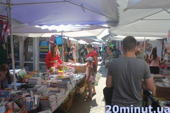 Новини Тернополя - фото з Без масок, дистанції та контролю: чому  на ринках порушують карантин. Ми перевірили Без масок, дистанції та контролю: чому  на ринках порушують карантин. Ми перевірили, фото №1 на сайті 20minut.ua