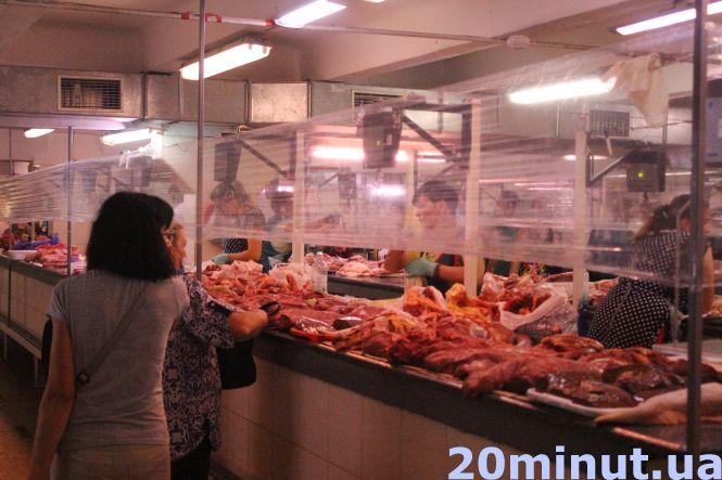 Новини Тернополя - фото з Без масок, дистанції та контролю: чому  на ринках порушують карантин. Ми перевірили Без масок, дистанції та контролю: чому  на ринках порушують карантин. Ми перевірили, фото №5 на сайті 20minut.ua
