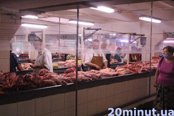 Новини Тернополя - фото з Без масок, дистанції та контролю: чому  на ринках порушують карантин. Ми перевірили Без масок, дистанції та контролю: чому  на ринках порушують карантин. Ми перевірили, фото №6 на сайті 20minut.ua