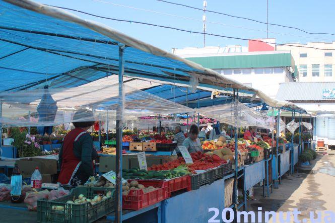 Новини Тернополя - фото з Без масок, дистанції та контролю: чому  на ринках порушують карантин. Ми перевірили Без масок, дистанції та контролю: чому  на ринках порушують карантин. Ми перевірили, фото №8 на сайті 20minut.ua