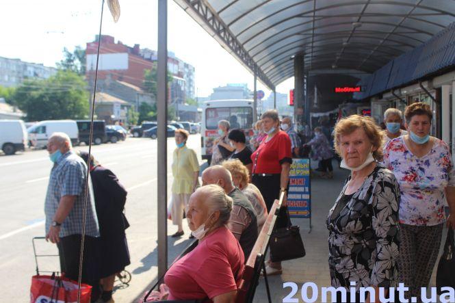 Новини Тернополя - фото з Без масок, дистанції та контролю: чому  на ринках порушують карантин. Ми перевірили Без масок, дистанції та контролю: чому  на ринках порушують карантин. Ми перевірили, фото №2 на сайті 20minut.ua