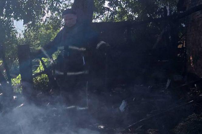 У Хмельницькому районі під час пожежі ледь не вибухнули  газові балони, фото №1 на сайті vsim.ua