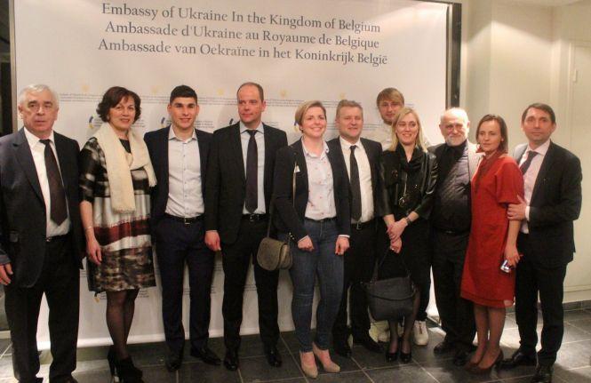 Новини Вінниці - фото з Фермер з Вінниччини продаватиме ягоди європейцям. Вони припали до смаку консулу з Бельгії Фермер з Вінниччини продаватиме ягоди європейцям. Вони припали до смаку консулу з Бельгії, фото №3 на сайті 20minut.ua