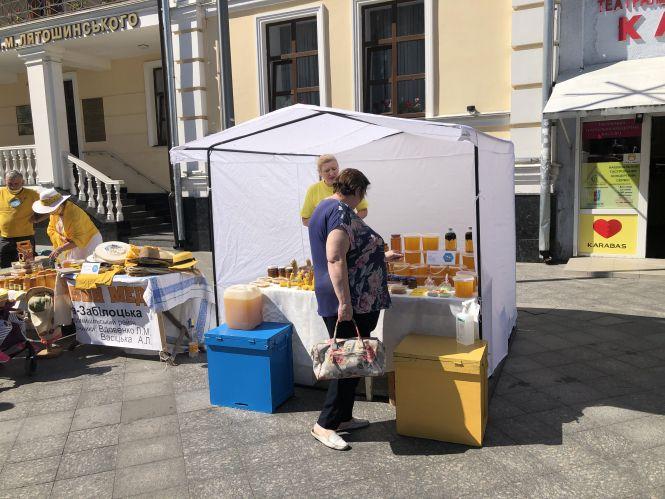 Новини Житомира - фото з На Михайлівській у Житомирі - Медовий Спас і ярмарок меду. Фоторепортаж На Михайлівській у Житомирі - Медовий Спас і ярмарок меду. Фоторепортаж, фото №4 на сайті 20minut.ua