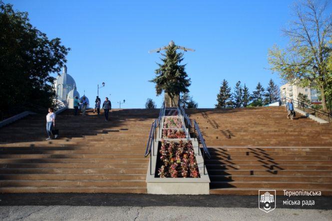 Новини Тернополя - фото з Ремонт сходів біля Літака завершено. Як тепер виглядає вхід в парк Нацвідродження (ФОТО) Ремонт сходів біля Літака завершено. Як тепер виглядає вхід в парк Нацвідродження (ФОТО), фото №1 на сайті 20minut.ua