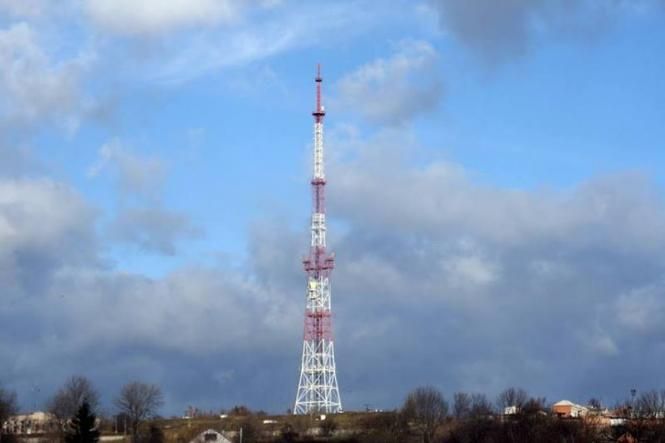 В обласному центрі двоє хлопців намагалися залізти на телевежу ...