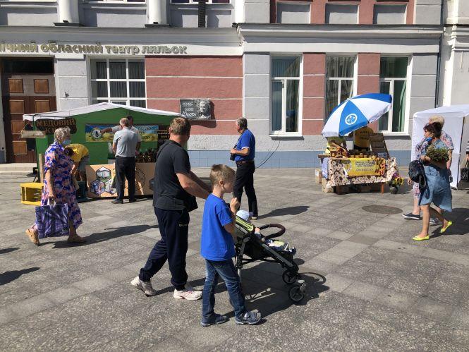 Новини Житомира - фото з На Михайлівській у Житомирі - Медовий Спас і ярмарок меду. Фоторепортаж На Михайлівській у Житомирі - Медовий Спас і ярмарок меду. Фоторепортаж, фото №3 на сайті 20minut.ua