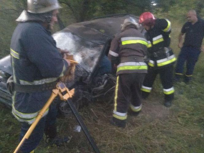Новини Вінниці - фото з Рятувальники «вирізали» з авто двох водіїв: жінку затисло в Daewoo, а чоловіка у ВАЗі Рятувальники «вирізали» з авто двох водіїв: жінку затисло в Daewoo, а чоловіка у ВАЗі, фото №1 на сайті 20minut.ua