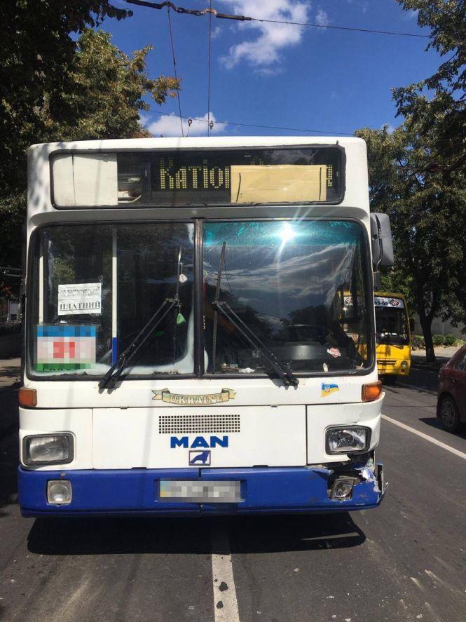 Новини Хмельницького - фото з ДТП На Кам’янецькій: зіткнулись автобус і два легковики (ФОТО) ДТП На Кам’янецькій: зіткнулись автобус і два легковики (ФОТО), фото №1 на сайті vsim.ua