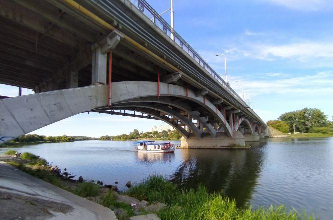 Новини Вінниці - фото з Частина Київського мосту перекрита для пішоходів. Триває ремонт Частина Київського мосту перекрита для пішоходів. Триває ремонт, фото №3 на сайті 20minut.ua