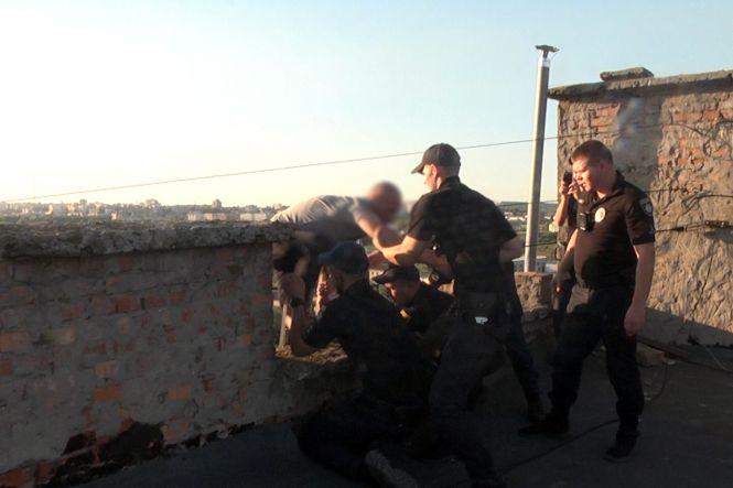 Новини Хмельницького - фото з У Хмельницькому чоловік хотів стрибнути з 9-го поверху У Хмельницькому чоловік хотів стрибнути з 9-го поверху, фото №3 на сайті vsim.ua