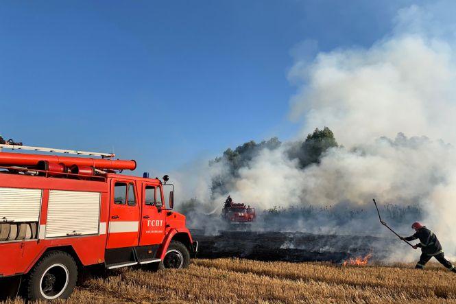 Новини Хмельницького - фото з Багато диму. Поблизу Хмельницького горіло 20 гектарів поля Багато диму. Поблизу Хмельницького горіло 20 гектарів поля, фото №3 на сайті vsim.ua