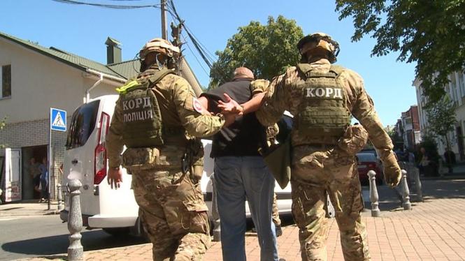 Двоє «авторитетів» влаштували нічний погром в ресторані. Їх біля Вежі затримав КОРД, фото №1 на сайті 20minut.ua