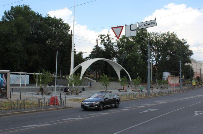 Новини Вінниці - фото з На Гагаріна поставили стовпи під світлофори. Там їх буде 23 На Гагаріна поставили стовпи під світлофори. Там їх буде 23, фото №1 на сайті 20minut.ua