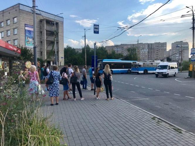 Новини Вінниці - фото з Черги на зупинках. Що буде з початком нового навчального року? Черги на зупинках. Що буде з початком нового навчального року?, фото №3 на сайті 20minut.ua