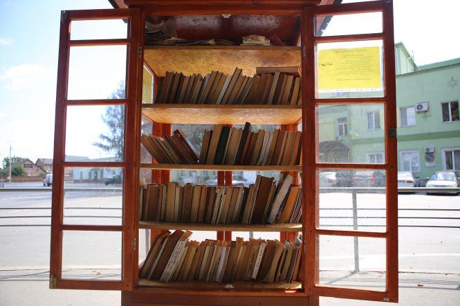Новини Вінниці - фото з Від творів Чехова до атласів. Які книги можна безкоштовно взяти у «вуличній бібліотеці» Від творів Чехова до атласів. Які книги можна безкоштовно взяти у «вуличній бібліотеці», фото №1 на сайті 20minut.ua