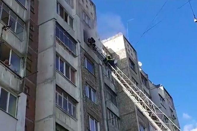 На Озерній горіла квартира у багатоповерхівці (ВІДЕО), фото №1 на сайті vsim.ua