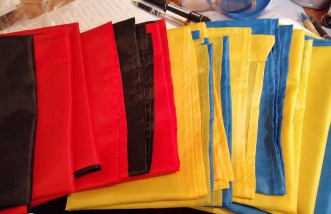 «Прапори Тетяни додають хлопцям сили». Сотні знамен пошила і передала на Схід вчителька з Вінниці, фото №2 на сайті 20minut.ua