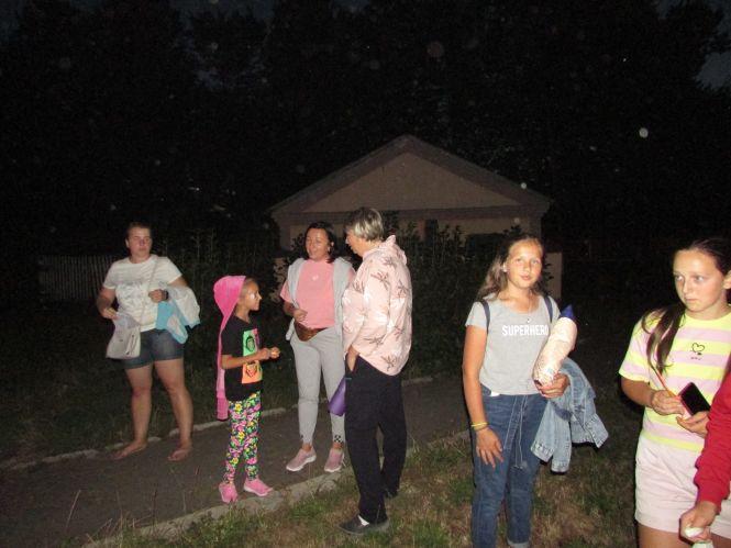 Новини Козятина - фото з Козятинчани біля школи дивилися кіно на траві Козятинчани біля школи дивилися кіно на траві, фото №2 на сайті 20minut.ua