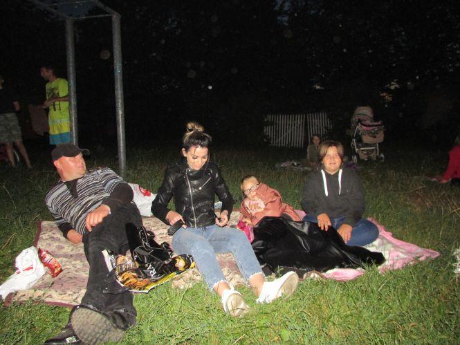 Новини Козятина - фото з Козятинчани біля школи дивилися кіно на траві Козятинчани біля школи дивилися кіно на траві, фото №3 на сайті 20minut.ua
