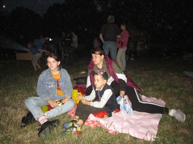 Новини Козятина - фото з Козятинчани біля школи дивилися кіно на траві Козятинчани біля школи дивилися кіно на траві, фото №1 на сайті 20minut.ua