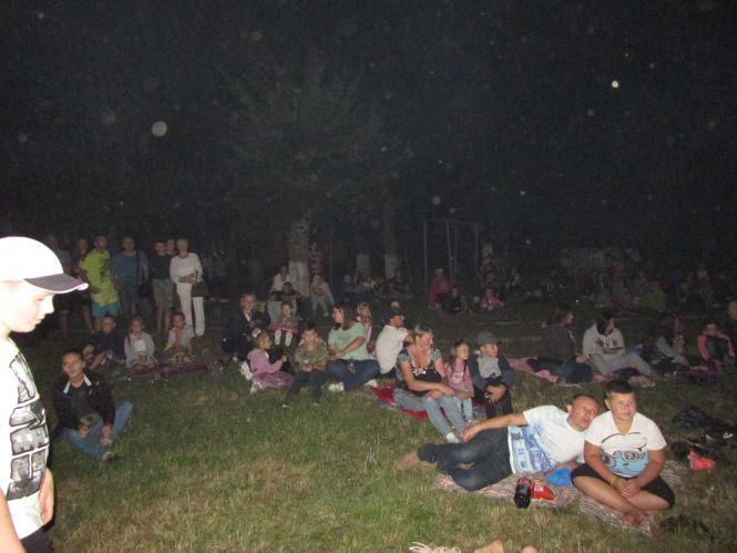 Новини Козятина - фото з Козятинчани біля школи дивилися кіно на траві Козятинчани біля школи дивилися кіно на траві, фото №7 на сайті 20minut.ua