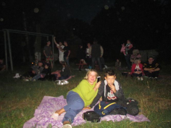 Новини Козятина - фото з Козятинчани біля школи дивилися кіно на траві Козятинчани біля школи дивилися кіно на траві, фото №4 на сайті 20minut.ua