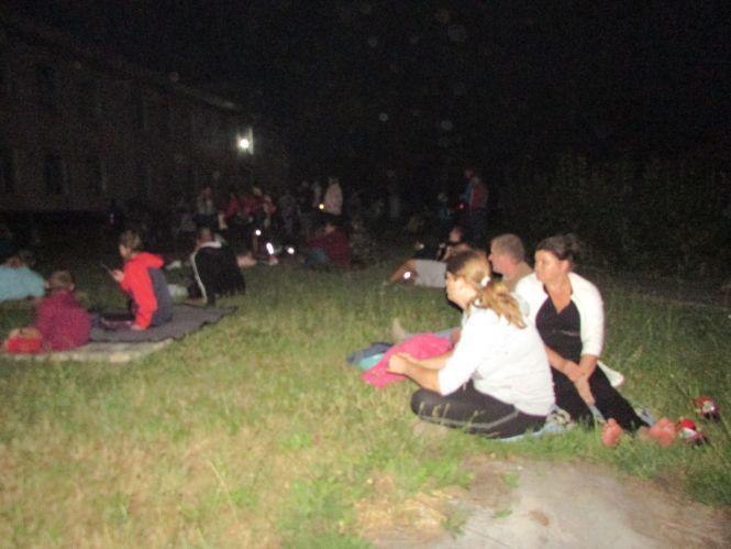 Новини Козятина - фото з Козятинчани біля школи дивилися кіно на траві Козятинчани біля школи дивилися кіно на траві, фото №5 на сайті 20minut.ua