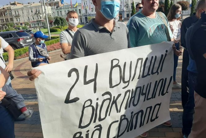 Протест на Соборній: жителі Бучми перекривають дорогу та вимагають включити їм світло