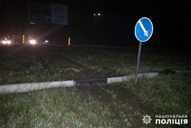 Автомобіль вилетів на бордюр. У ДТП поблизу Дунаївців постраждало 3 людей, фото №1 на сайті vsim.ua