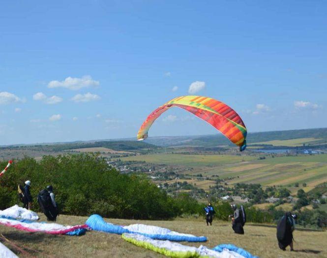 Новини Вінниці - фото з «Кубок Дністра» — у Соколова з Дніпра. А росіянин на параплані сів на дах заводу «Кубок Дністра» — у Соколова з Дніпра. А росіянин на параплані сів на дах заводу, фото №6 на сайті 20minut.ua