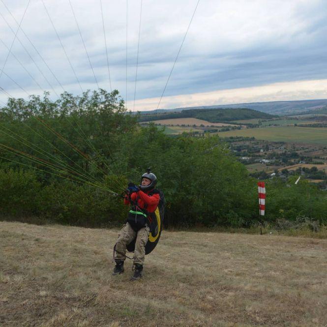 Новини Вінниці - фото з «Кубок Дністра» — у Соколова з Дніпра. А росіянин на параплані сів на дах заводу «Кубок Дністра» — у Соколова з Дніпра. А росіянин на параплані сів на дах заводу, фото №7 на сайті 20minut.ua