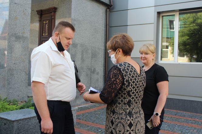 Новини Вінниці - фото з «Не здатний працювати — звільни крісло»: активісти протестують проти бездіяльності прокурорів «Не здатний працювати — звільни крісло»: активісти протестують проти бездіяльності прокурорів, фото №6 на сайті 20minut.ua