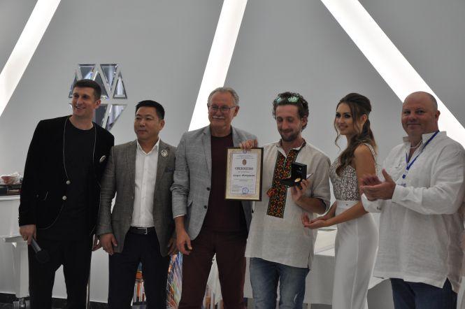 Новини Вінниці - фото з «The best artist – 2020». У Вінниці визнали кращим столичного художника Богдана Макаренка «The best artist – 2020». У Вінниці визнали кращим столичного художника Богдана Макаренка, фото №2 на сайті 20minut.ua