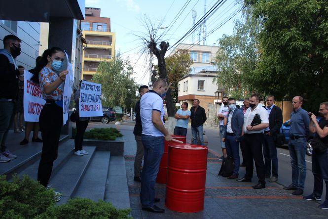 Новини Вінниці - фото з «Не здатний працювати — звільни крісло»: активісти протестують проти бездіяльності прокурорів «Не здатний працювати — звільни крісло»: активісти протестують проти бездіяльності прокурорів, фото №1 на сайті 20minut.ua