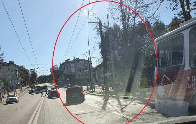 Новини Тернополя - фото з На Дамбі обірвало тролейбусні лінії. Шмат дроту замотало на колесо Toyota На Дамбі обірвало тролейбусні лінії. Шмат дроту замотало на колесо Toyota, фото №3 на сайті 20minut.ua