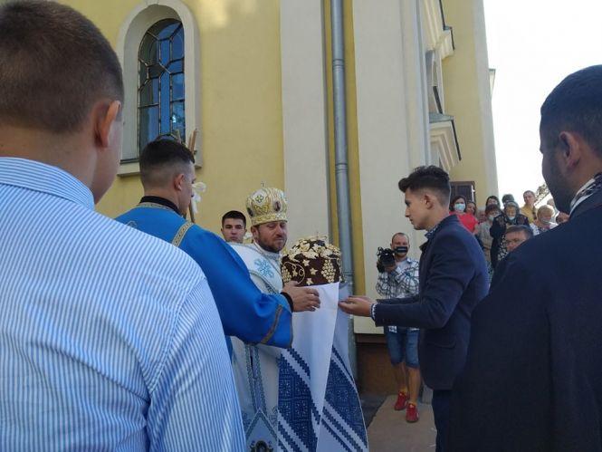 У масках і вишиванках: у Церкві Успення Пресвятої Богородиці розпочалась святкова служба (НАЖИВО), фото №1 на сайті 20minut.ua